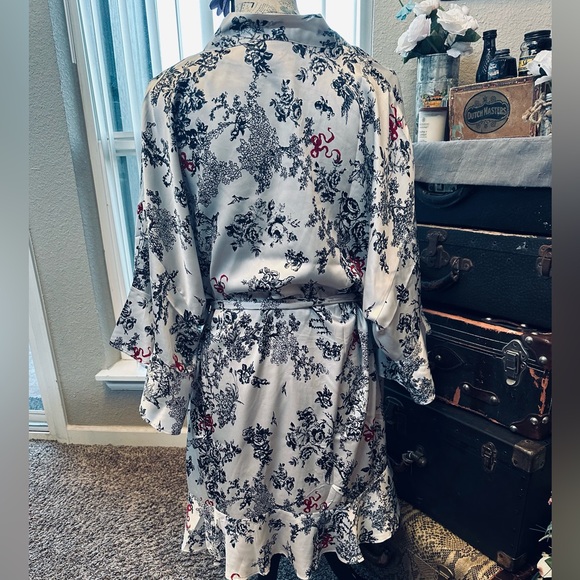 NWOT Beautiful Victoria Secret Kimono Style Robe. Size: XL/XXL - Picture 4 of 7